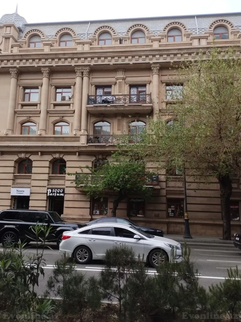 Satılır 4 otaqlı Mənzil Köhnə tikili 125 m² Nəsimi r.