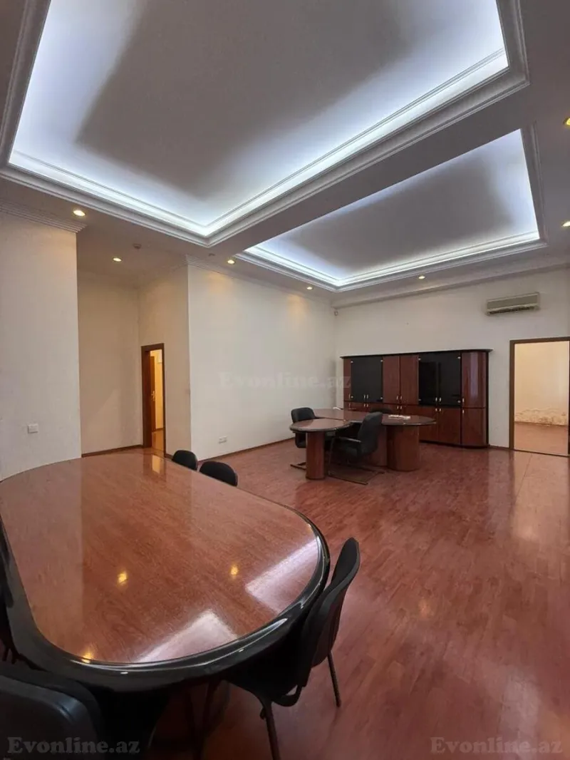 Kirayə verilir Ofis 205 m² İnşaatçılar m.