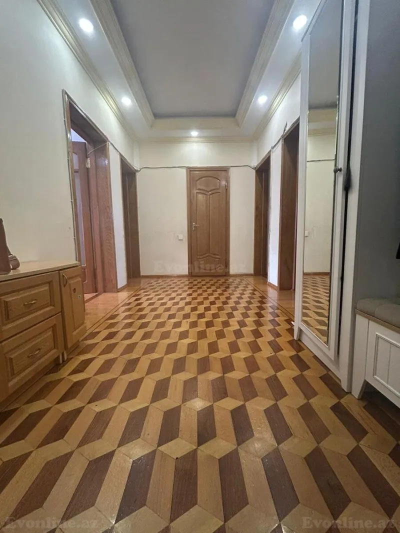 3 otaqlı Mənzil 110 m² İnşaatçılar m. Satılır