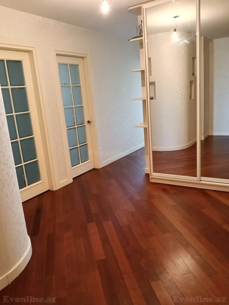 Satılır 2 otaqlı Mənzil Yeni tikili 106 m² 8 Noyabr m. - şəkil 2