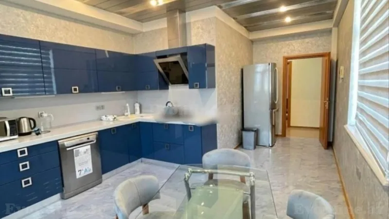 3 otaqlı Mənzil 150 m² 8 Noyabr m. Kirayə verilir