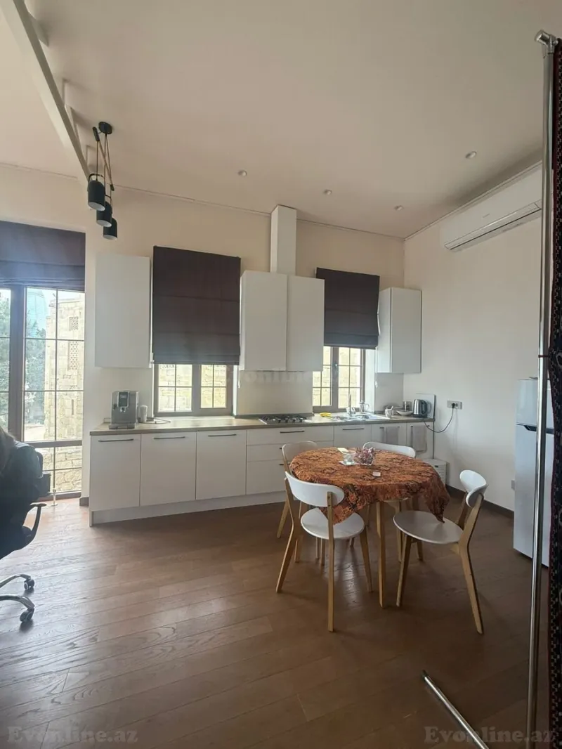 1 otaqlı Ofis 700 m² İçərişəhər m. Kirayə verilir