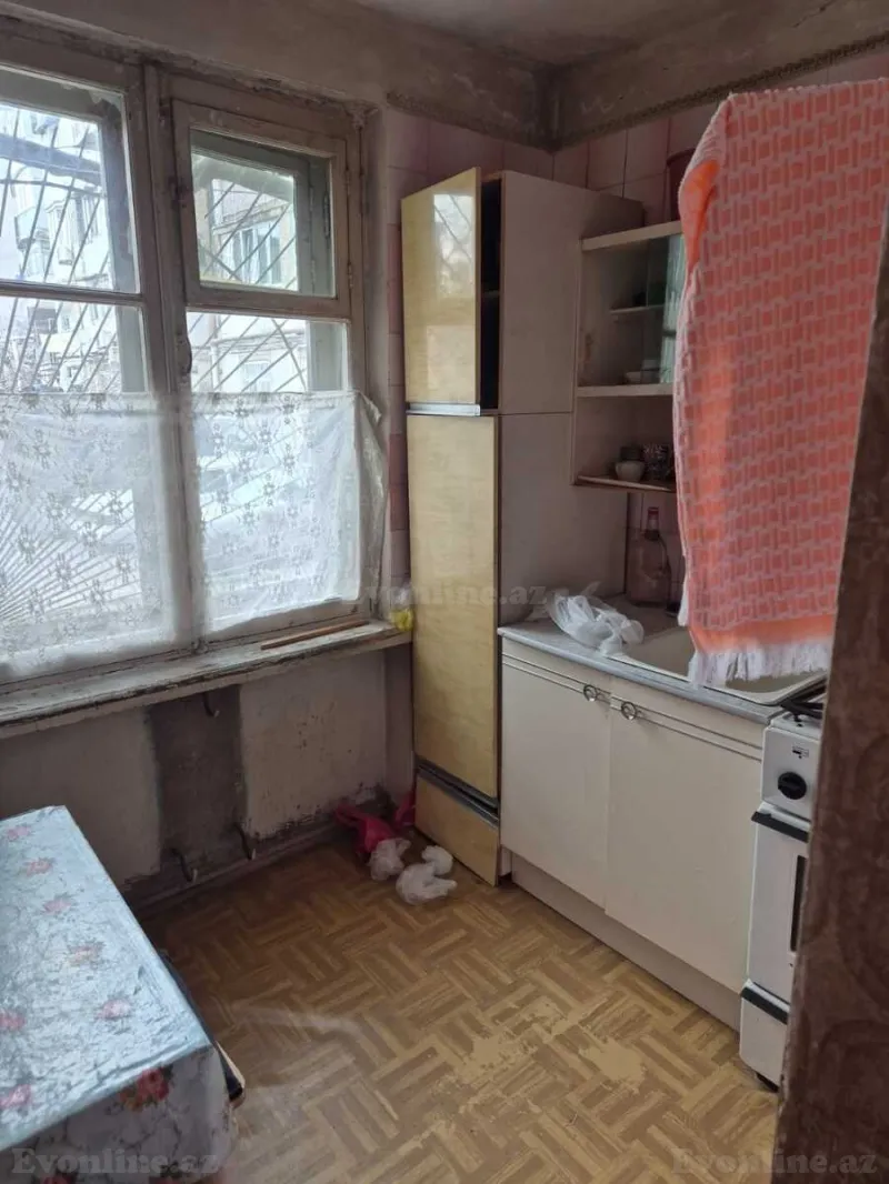 Satılır 3 otaqlı Mənzil Köhnə tikili 70 m² Elmlər Akademiyası m.