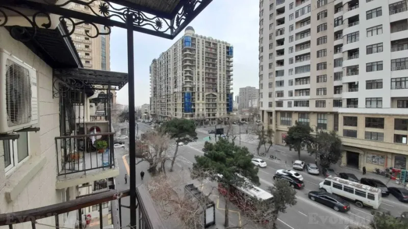 Satılır 2 otaqlı Mənzil Köhnə tikili 60 m² Elmlər Akademiyası m.