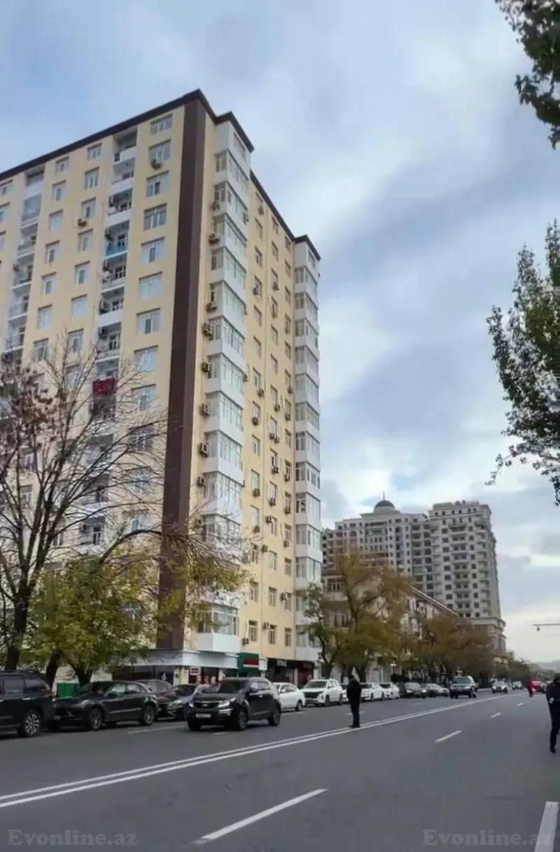 4 otaqlı Mənzil 190 m² Elmlər Akademiyası m. Satılır