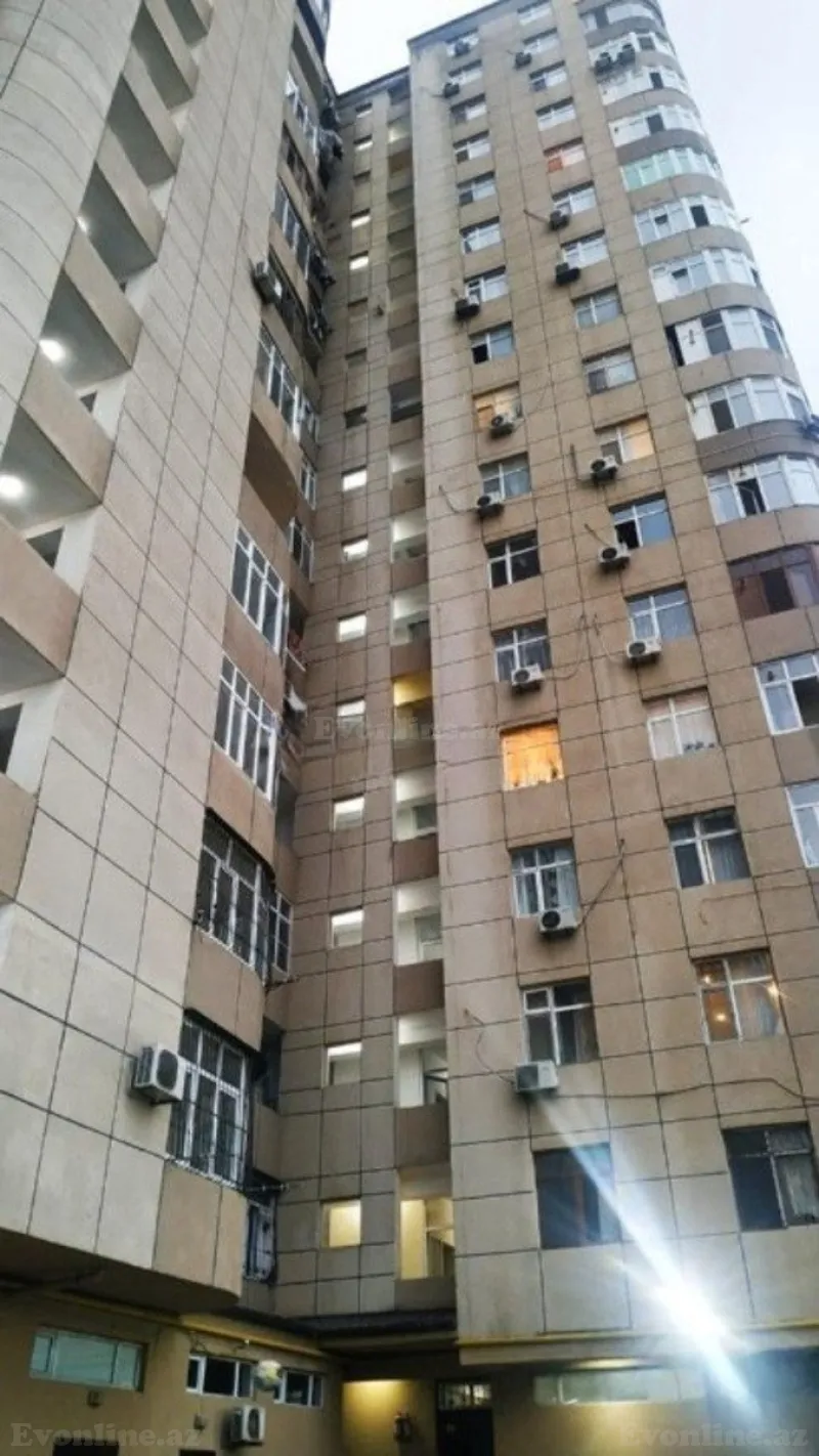 3 otaqlı Mənzil 85 m² İnşaatçılar m. Satılır