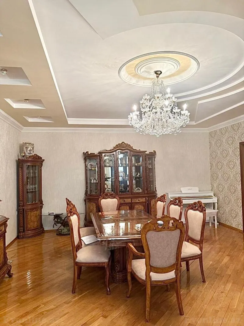 5 otaqlı Mənzil 175 m² Azadlıq prospekti m. Satılır