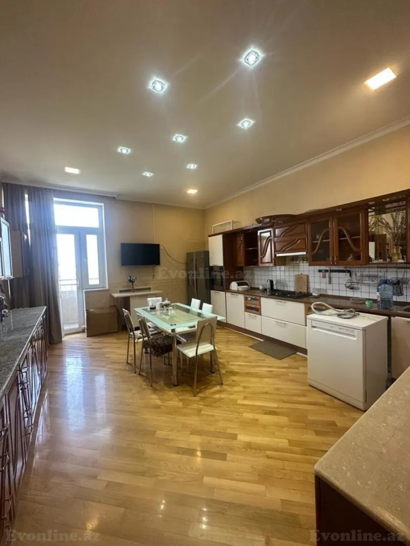 Kirayə verilir 4 otaqlı Mənzil Yeni tikili 200 m² Nərimanov r.