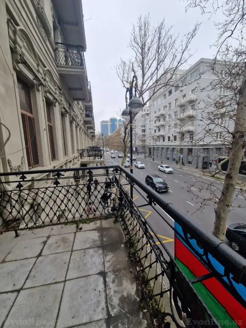 Satılır 5 otaqlı Mənzil Köhnə tikili 220 m² Sahil m. - şəkil 2