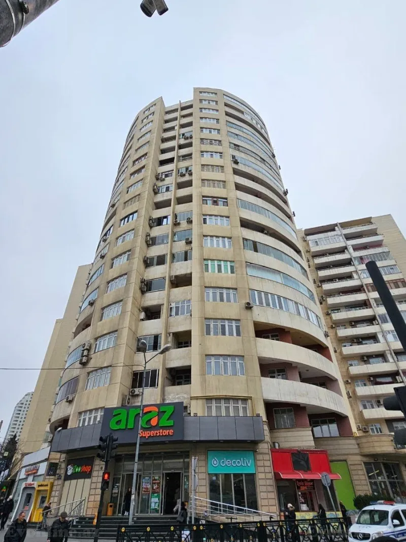 Satılır 4 otaqlı Mənzil Yeni tikili 200 m² Elmlər Akademiyası m.