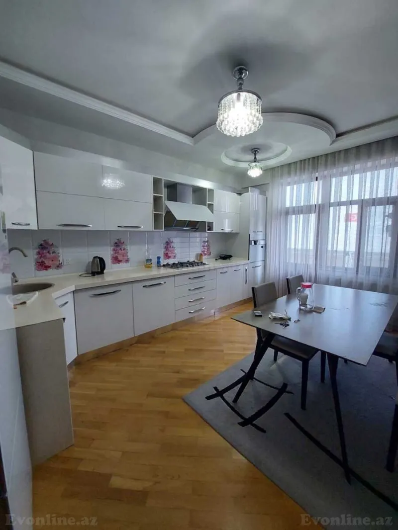 Kirayə verilir 3 otaqlı Mənzil Yeni tikili 150 m² Xətai m.