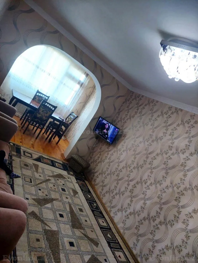 Kirayə verilir 3 otaqlı Mənzil Köhnə tikili 65 m² Neftçilər m.