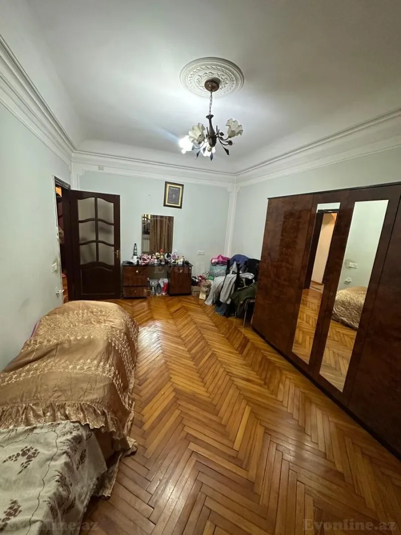 Satılır 4 otaqlı Mənzil Köhnə tikili 80 m² Xalqlar Dostluğu m. - şəkil 3