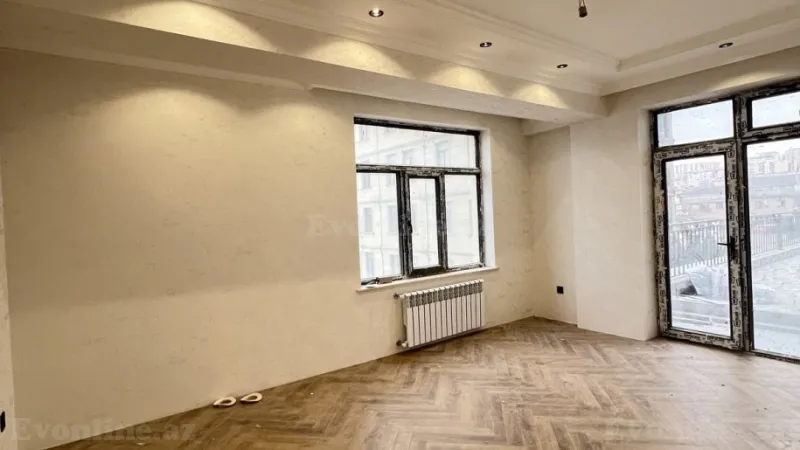 3 otaqlı Mənzil 109 m² İnşaatçılar m. Satılır