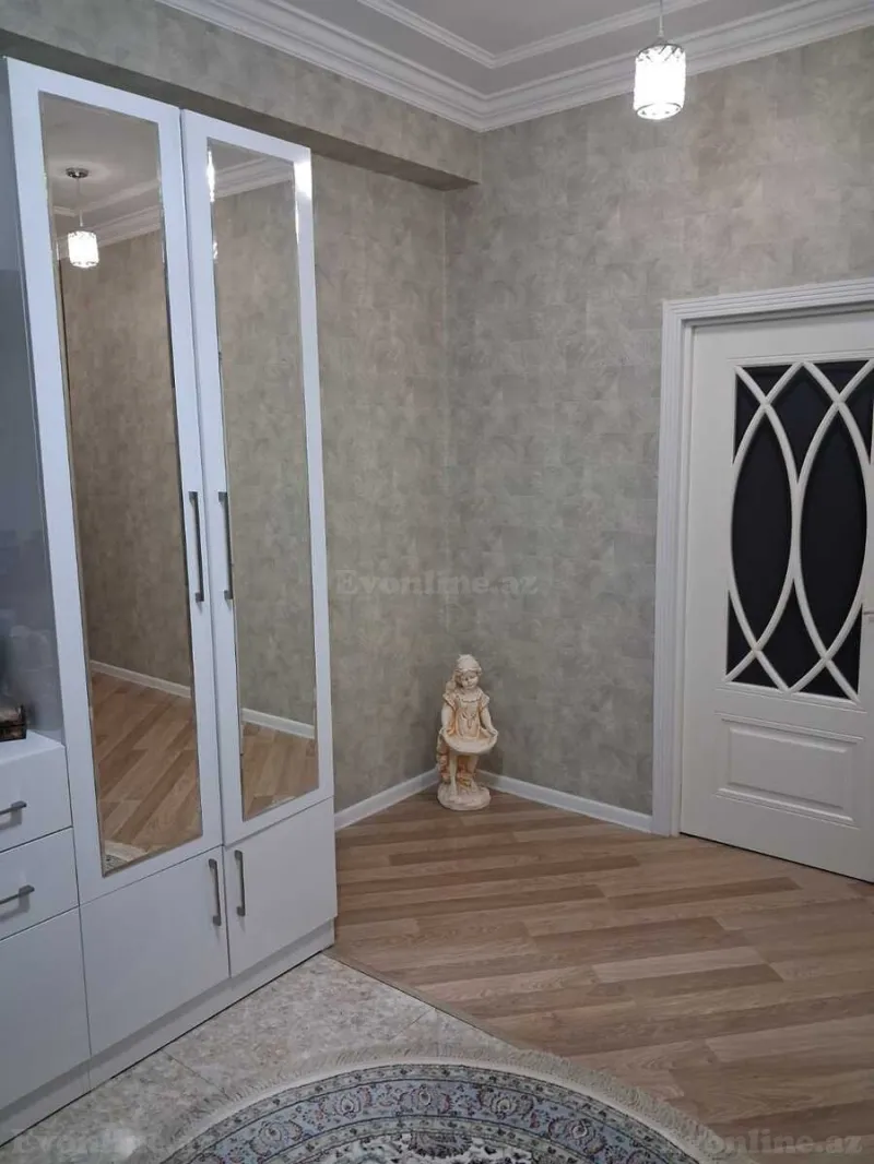3 otaqlı Mənzil 127 m² İnşaatçılar m. Satılır