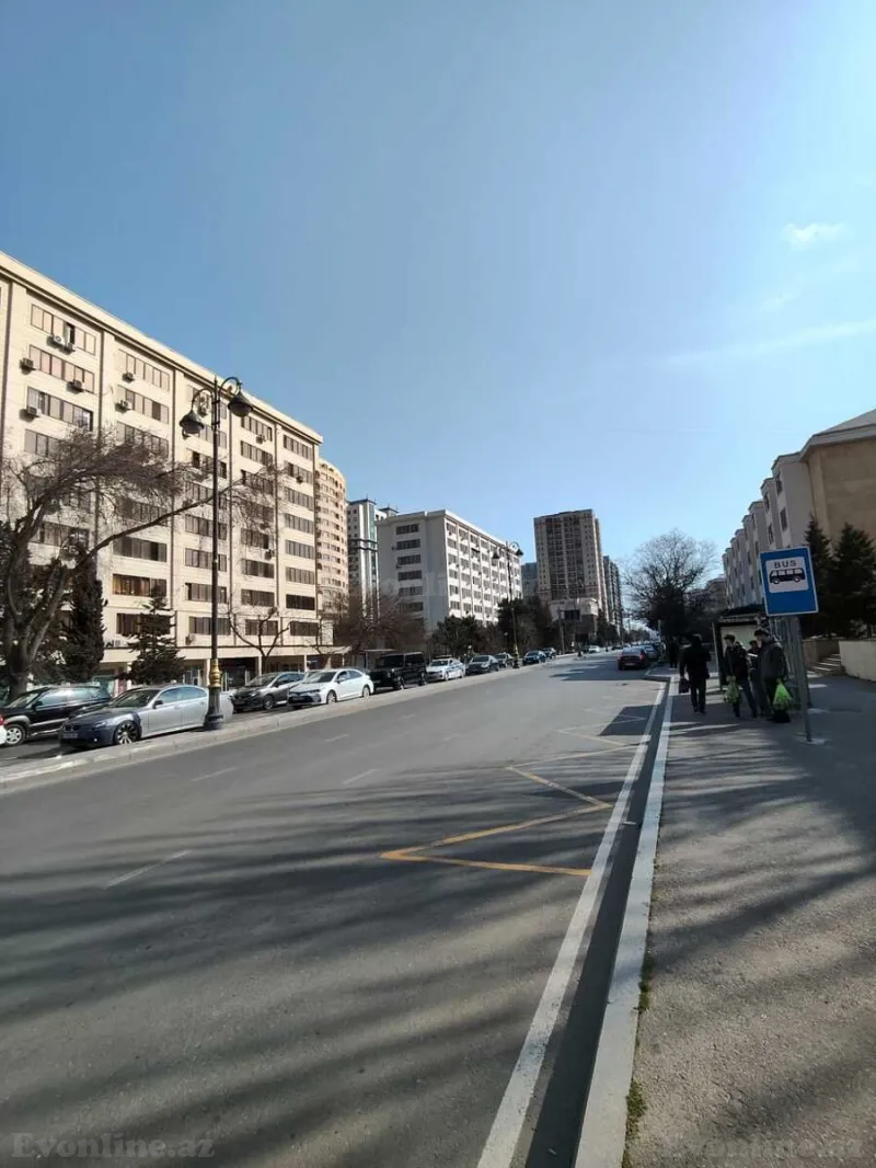 3 otaqlı Mənzil 60 m² İnşaatçılar m. Satılır