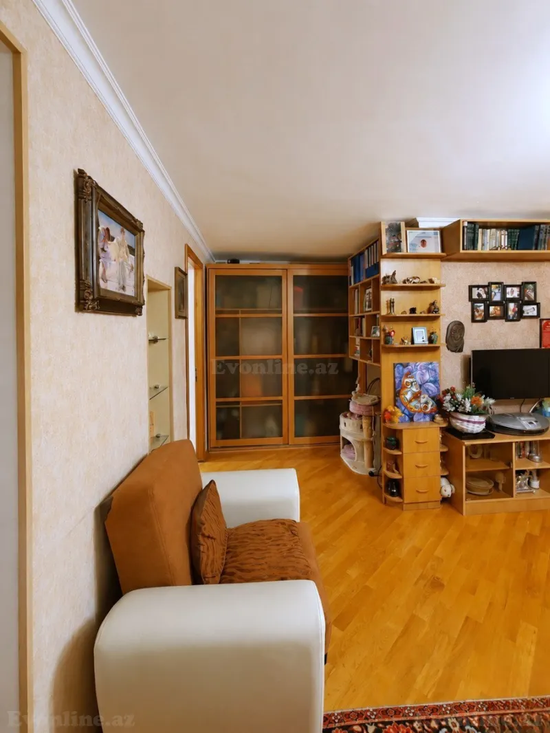 Satılır 2 otaqlı Mənzil Köhnə tikili 61 m² Yasamal r. - şəkil 2