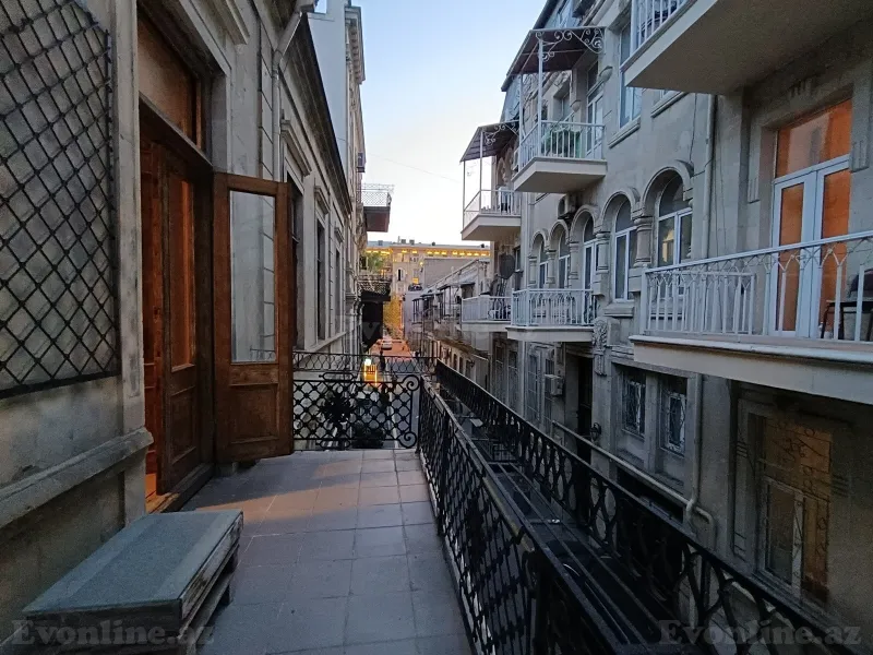 Satılır 10 otaqlı Mənzil Köhnə tikili 414 m² İçərişəhər m. - şəkil 2