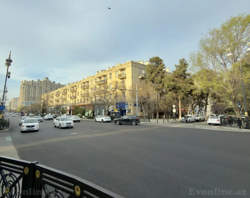 Satılır 3 otaqlı Mənzil Köhnə tikili 80 m² Elmlər Akademiyası m.