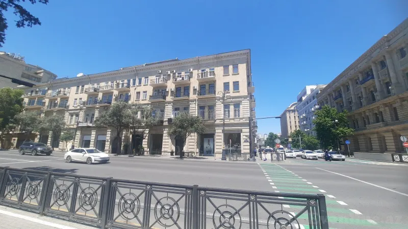 Kirayə verilir 5 otaqlı Mənzil Köhnə tikili 250 m² Sahil m. - şəkil 2