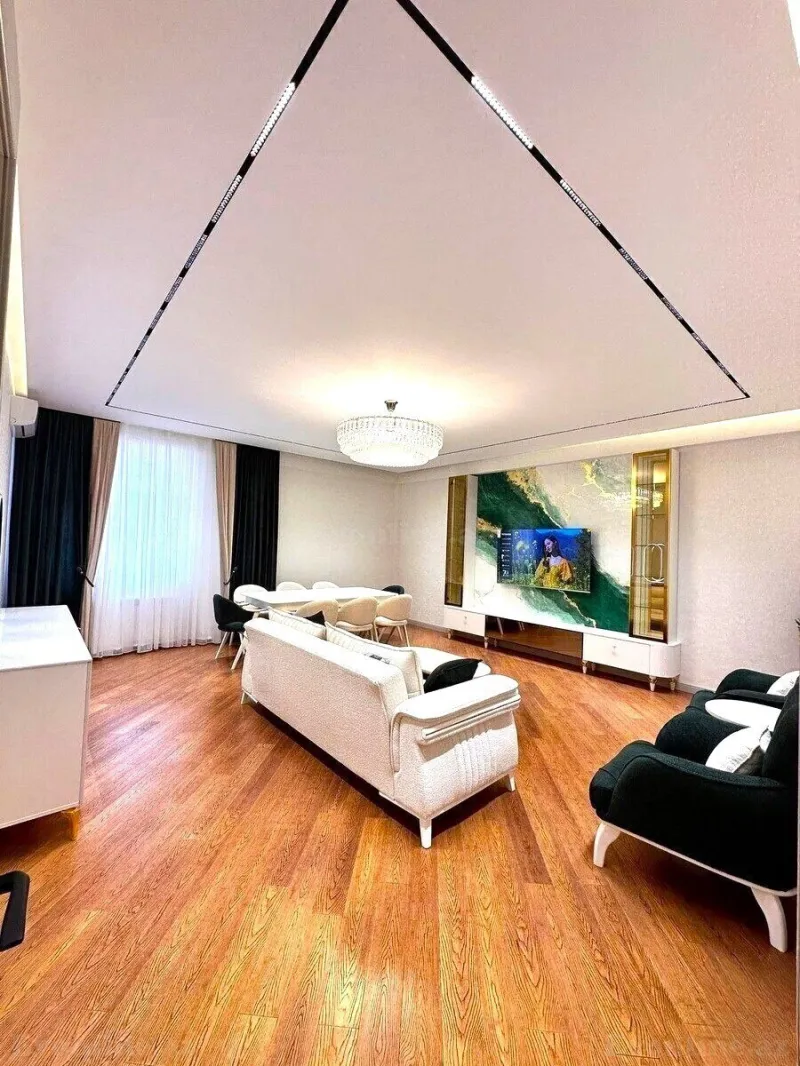 4 otaqlı Mənzil 145 m² 8 Noyabr m. Satılır