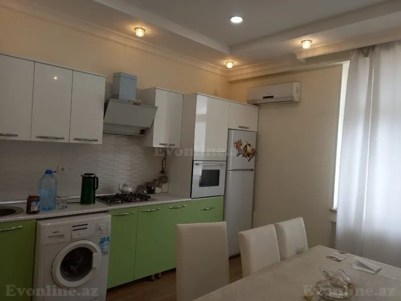 3 otaqlı Mənzil 143 m² İnşaatçılar m. Satılır