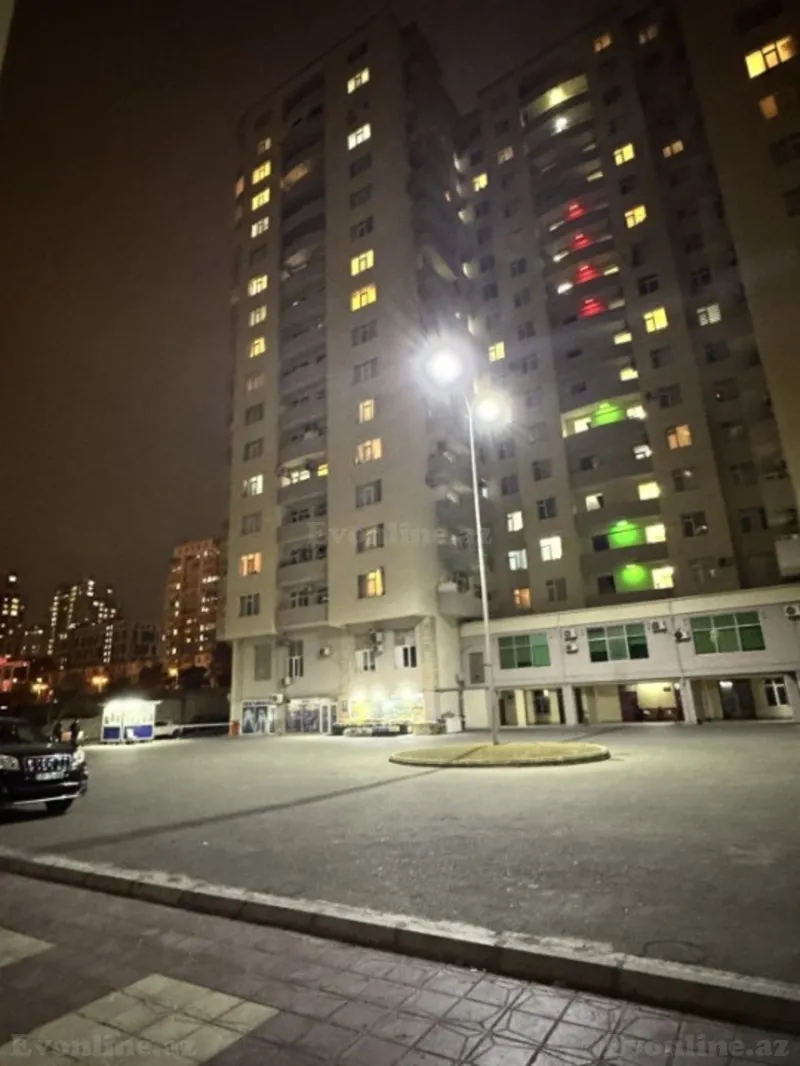3 otaqlı Mənzil 115 m² İnşaatçılar m. Satılır