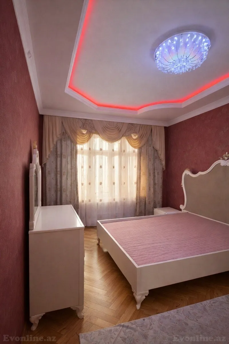 Satılır 4 otaqlı Mənzil Köhnə tikili 105 m² Neftçilər m.