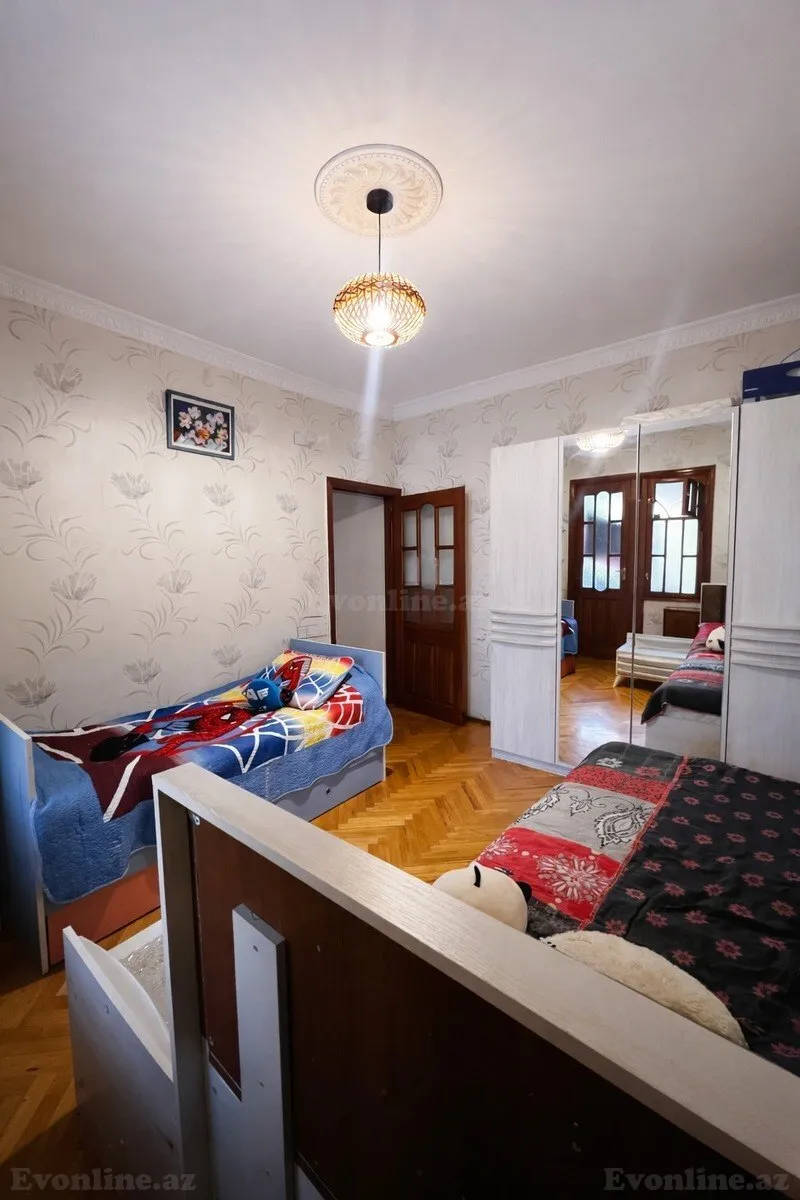 Satılır 5 otaqlı Mənzil Köhnə tikili 125 m² İnşaatçılar m. - şəkil 4