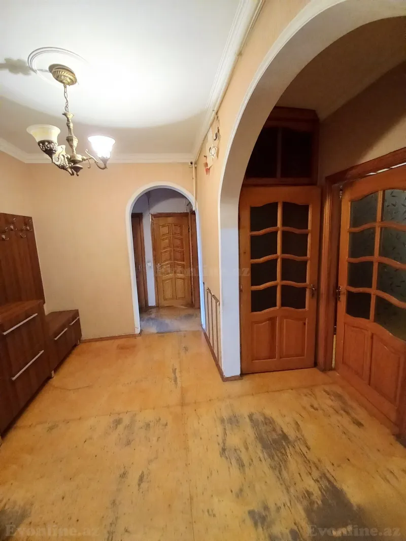 Satılır 4 otaqlı Mənzil Köhnə tikili 110 m² Xalqlar Dostluğu m.