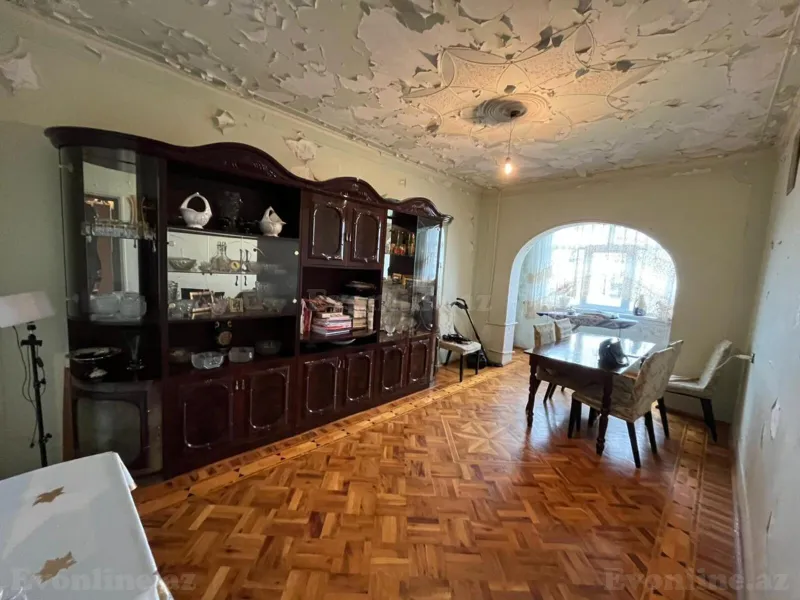 Satılır 4 otaqlı Mənzil Köhnə tikili 100 m² Koroğlu m.