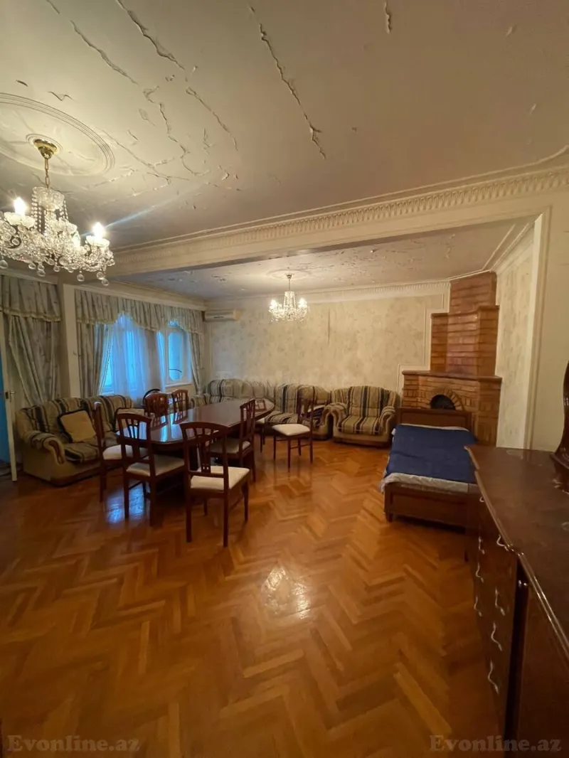 Satılır 5 otaqlı Mənzil Köhnə tikili 130 m² Azadlıq prospekti m.