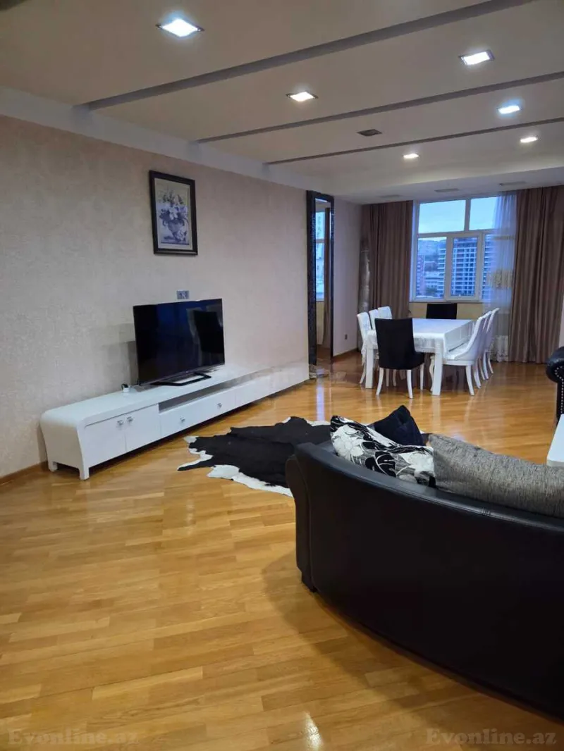 3 otaqlı Mənzil 165 m² 28 May m. Kirayə verilir