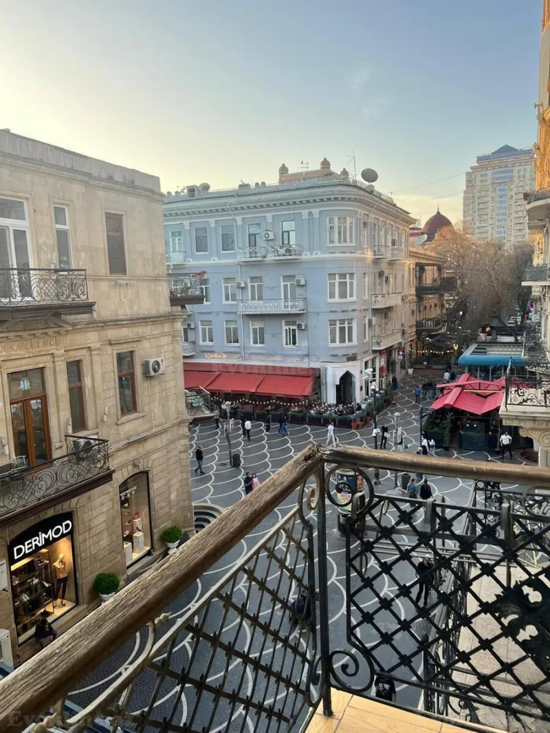 Satılır 4 otaqlı Mənzil Köhnə tikili 220 m² Sahil m. - şəkil 2