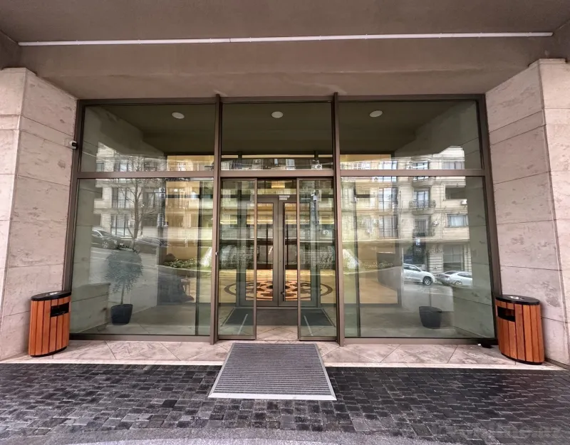Kirayə verilir 3 otaqlı Mənzil Yeni tikili 165 m² Səbail r. - şəkil 2