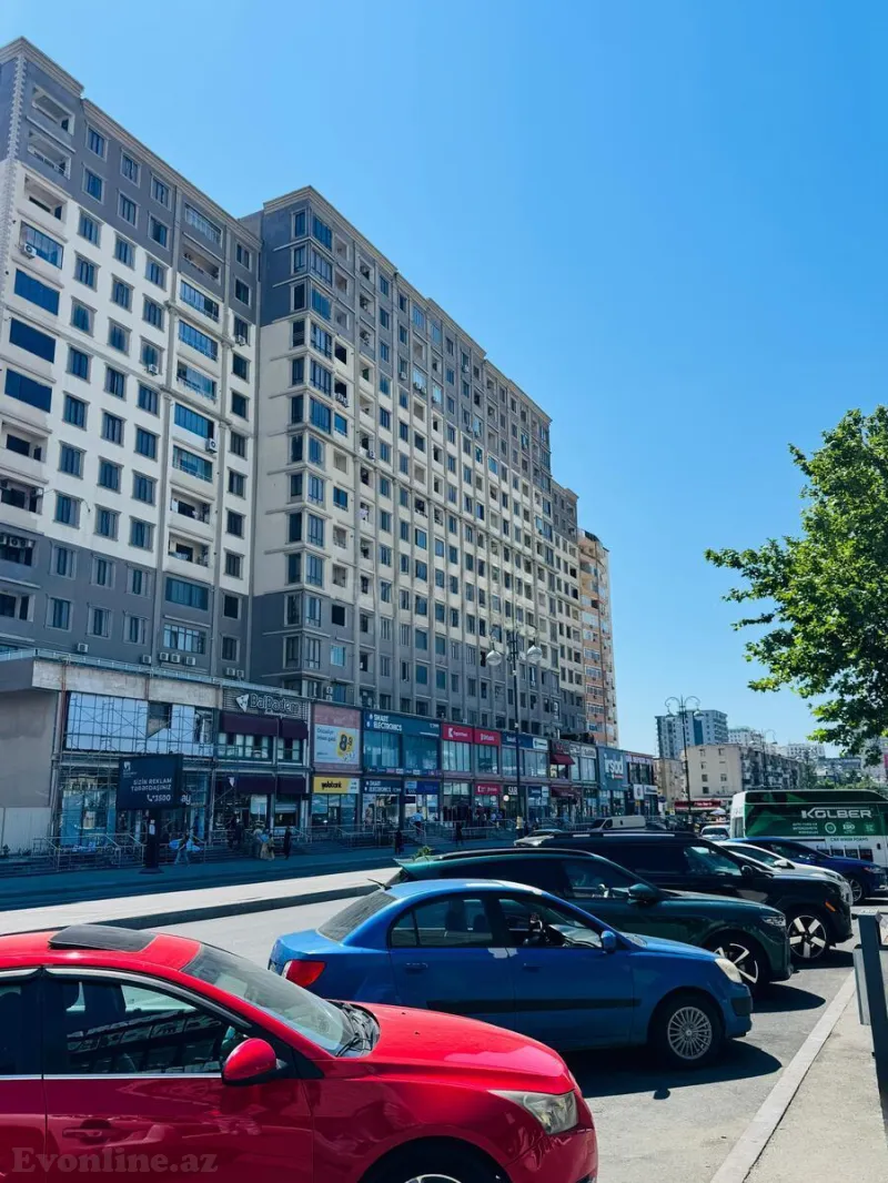 3 otaqlı Mənzil 136 m² İnşaatçılar m. Satılır