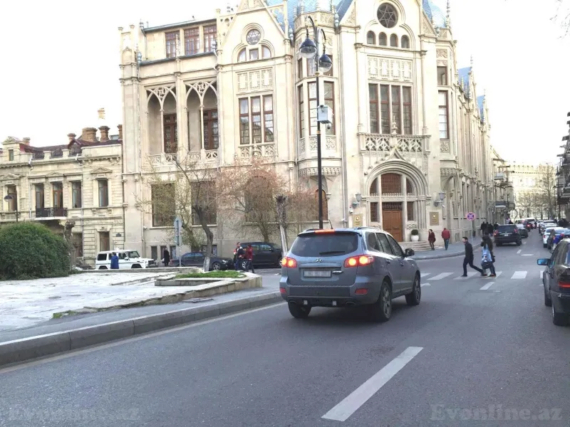3 otaqlı Mənzil 106 m² Səbail r. Kirayə verilir
