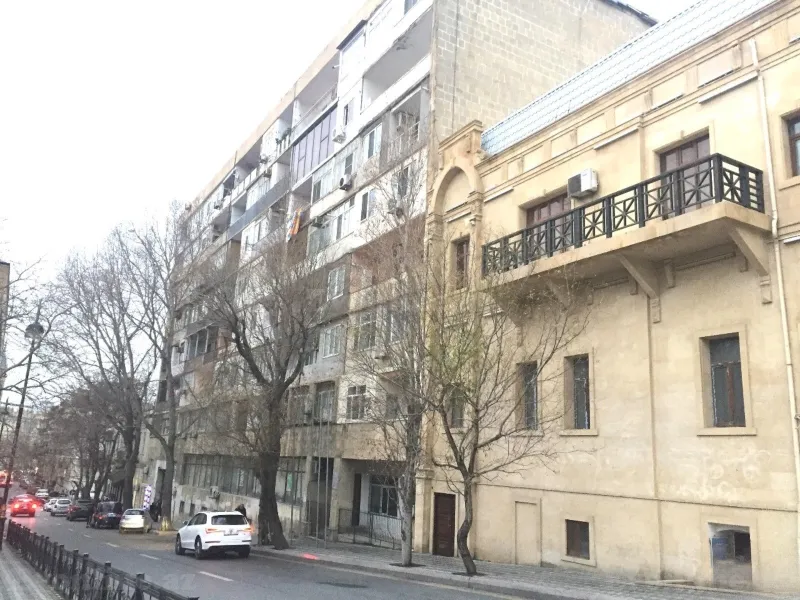 Kirayə verilir 3 otaqlı Mənzil Köhnə tikili 106 m² Səbail r. - şəkil 2