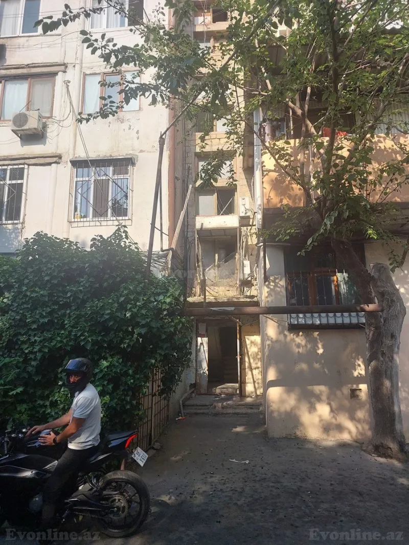 2 otaqlı Mənzil 40 m² Elmlər Akademiyası m. Satılır