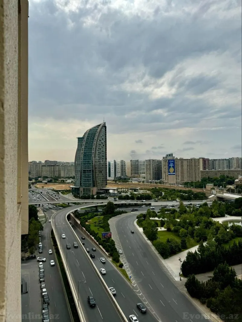 4 otaqlı Mənzil 185 m² Xətai r. Satılır