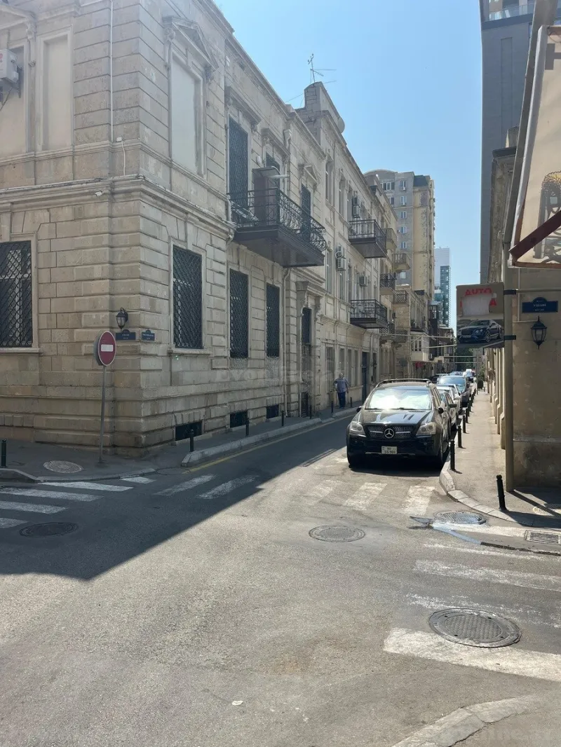 Kirayə verilir 4 otaqlı Mənzil Köhnə tikili 155 m² Nizami m.