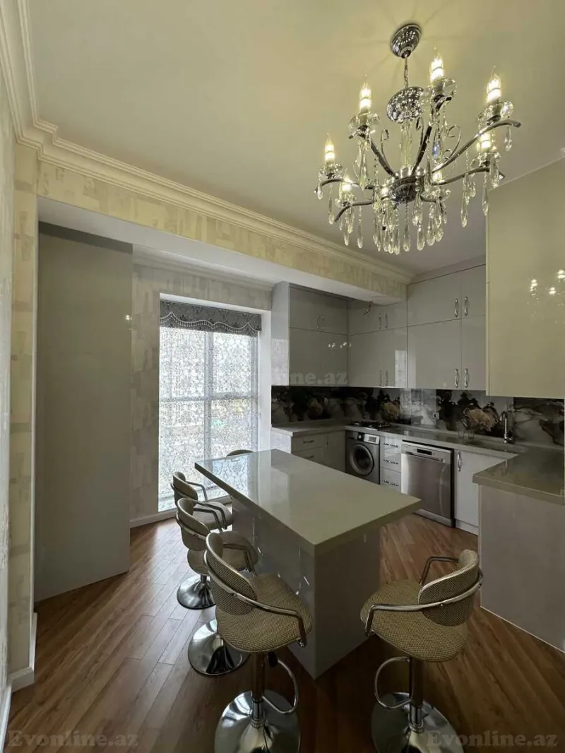 Kirayə verilir 3 otaqlı Mənzil Yeni tikili 130 m² 28 May m.