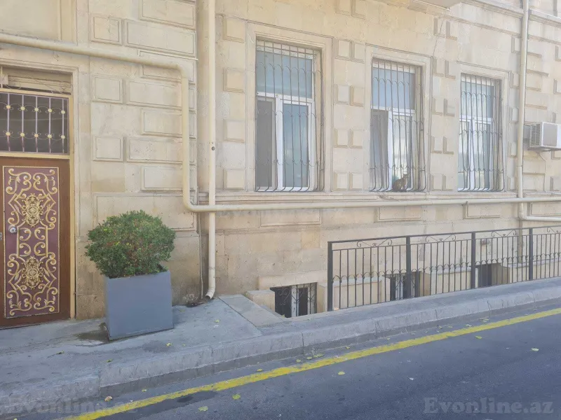 Satılır 4 otaqlı Mənzil Köhnə tikili 90 m² Sahil m. - şəkil 3