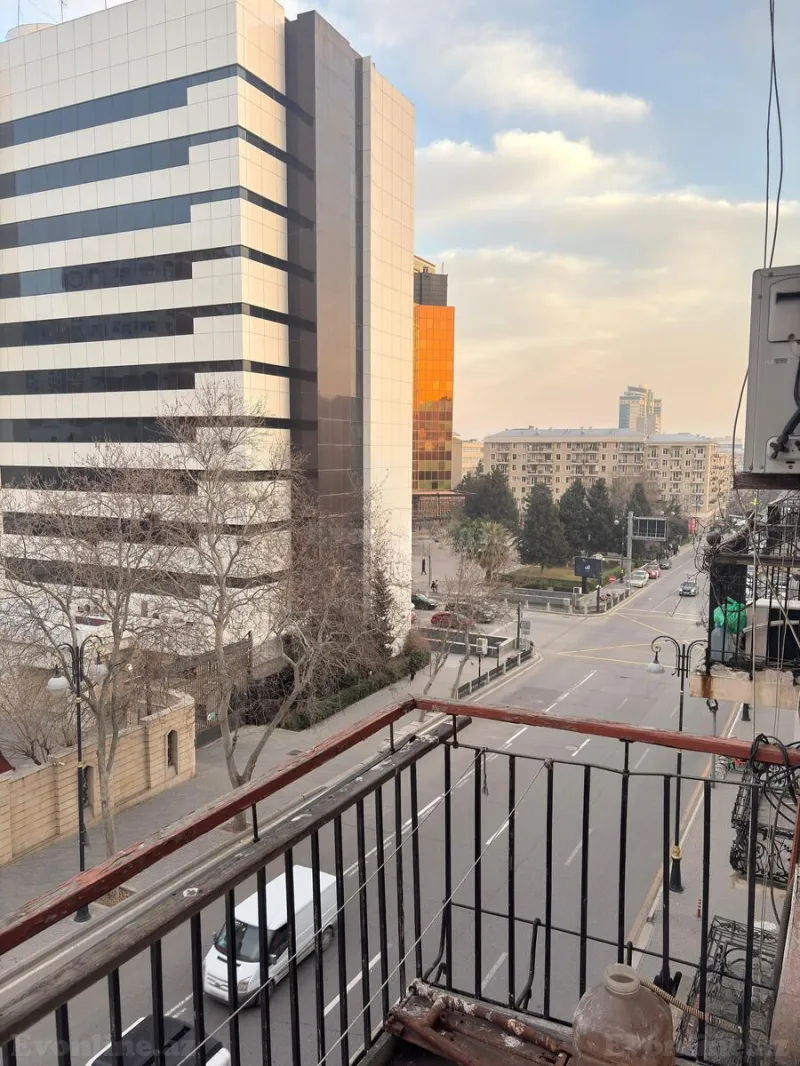 2 otaqlı Mənzil 70 m² 28 May m. Satılır