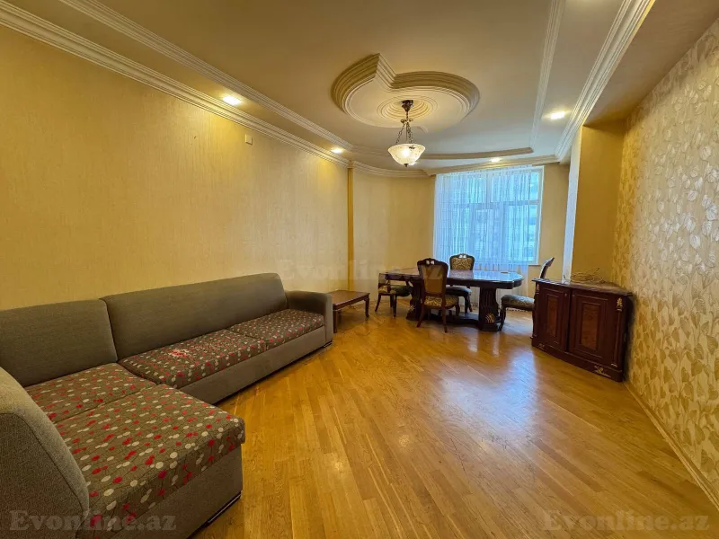 3 otaqlı Mənzil 130 m² İnşaatçılar m. Satılır