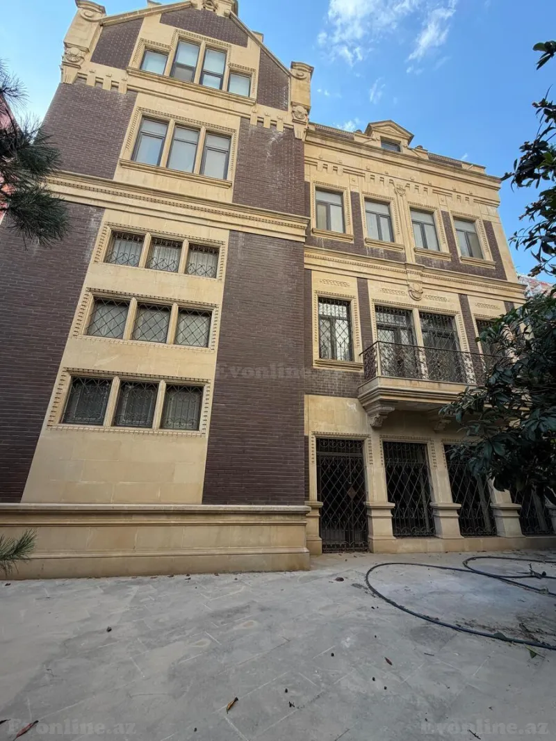 10 otaqlı Həyət evi 1005 m² 8 Noyabr m. Satılır