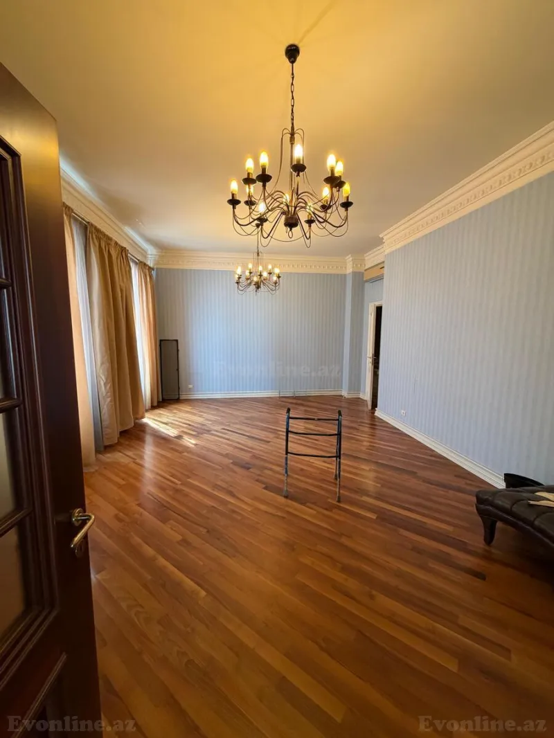 Satılır 10 otaqlı Həyət evi 1005 m² 8 Noyabr m. - şəkil 3