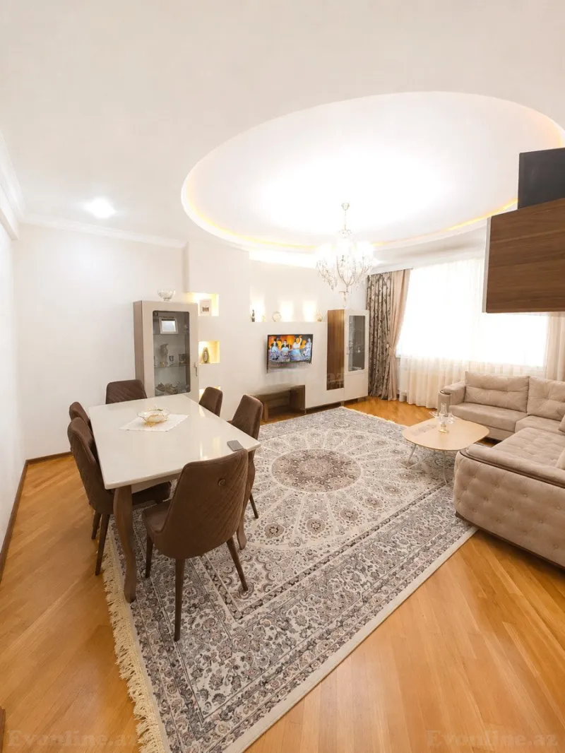 3 otaqlı Mənzil 130 m² İnşaatçılar m. Satılır