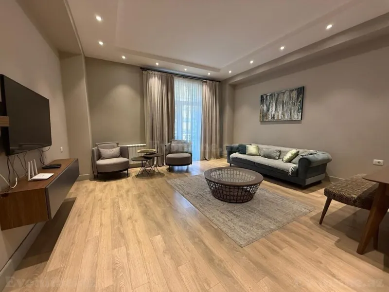Kirayə verilir 4 otaqlı Mənzil Yeni tikili 180 m² Ağ şəhər