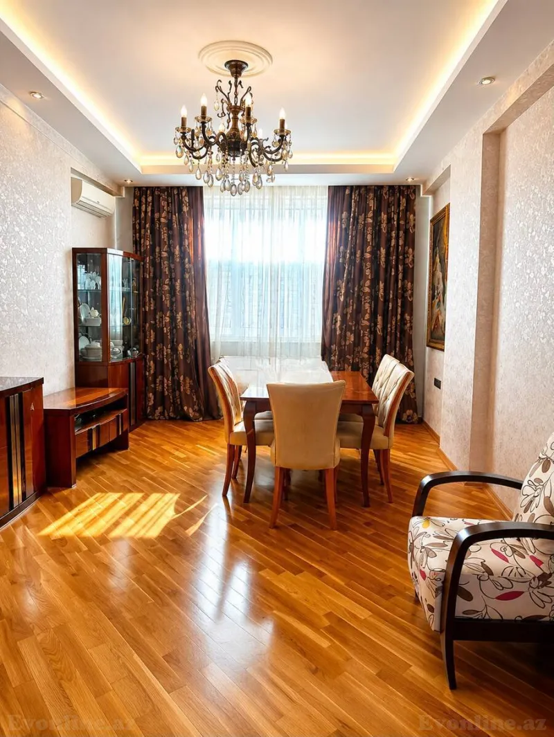 3 otaqlı Mənzil 132 m² İnşaatçılar m. Satılır